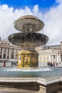 罗马，意大利，在 2010 年 2 月 21 日。在梵蒂冈圣伯多禄广场上的喷泉