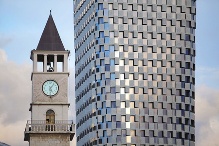 阿尔巴尼亚地拉那10 月 22 日 旧钟楼逼平新建筑，塔始建于 1822 年在 2014 年 10 月 22 日在阿尔巴尼亚