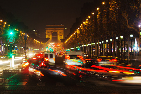在背景在法国巴黎的凯旋门与香榭丽舍夜交通
