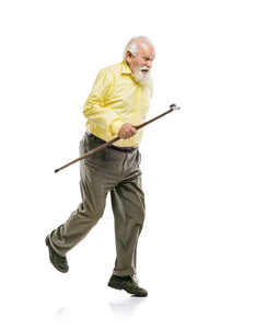 老人用拐杖行走