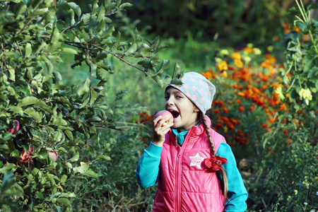 里的小女孩女人咬苹果大咬口苹果吃青苹果的女孩咬青苹果的女人牙齿咬