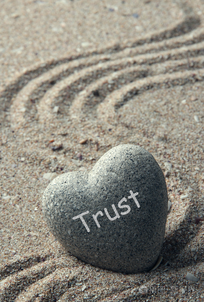 灰色的禅宗石在心砂背景上的形状