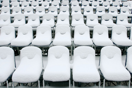 被雪覆盖的白色体育场馆椅图片