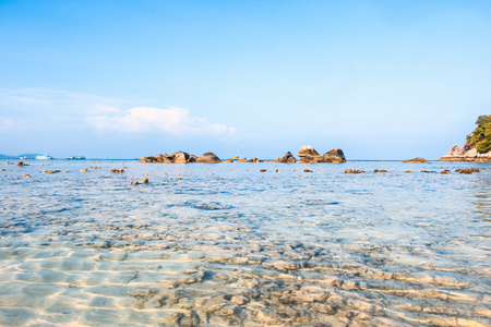 岩石，大海和蓝天利普岛泰国