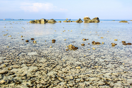 岩石，大海和蓝天利普岛泰国