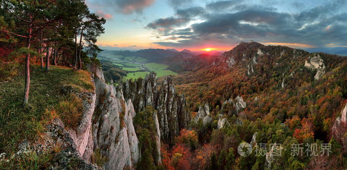 在秋天，Sulov 斯洛伐克山地森林景观