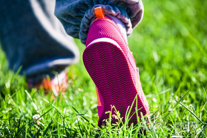 运动员脚在草地上