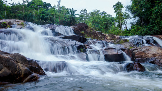 热带森林中的瀑布