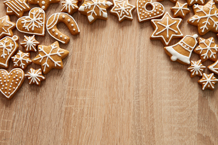 在木桌上的自制圣诞饼干。