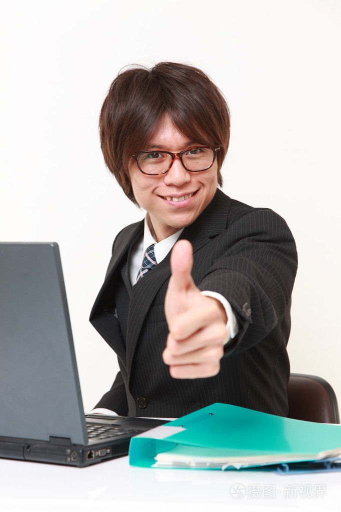 日本商人与手势竖起大拇指