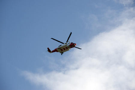 爱尔兰海岸警卫队直升机在蓝蓝的天空