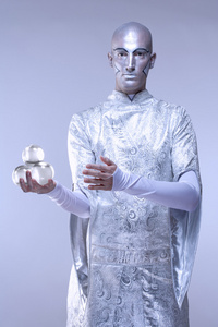 魔术师用玻璃球舞台化妆和服装