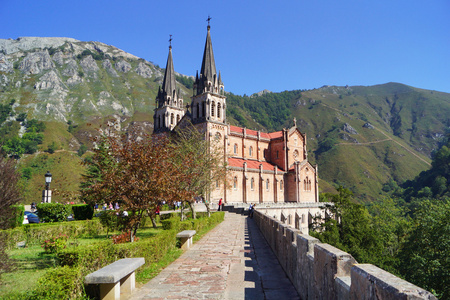 Covadonga 大教堂