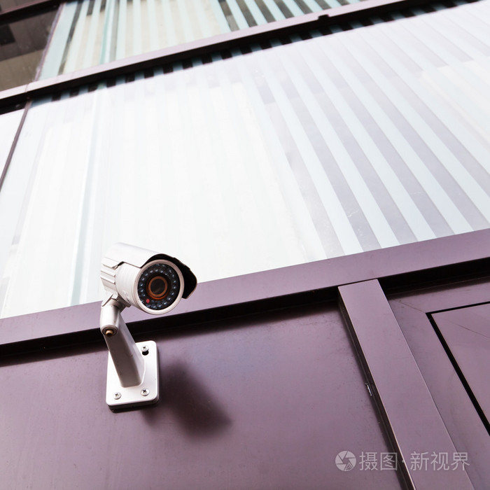 在大厦门口的视频监控