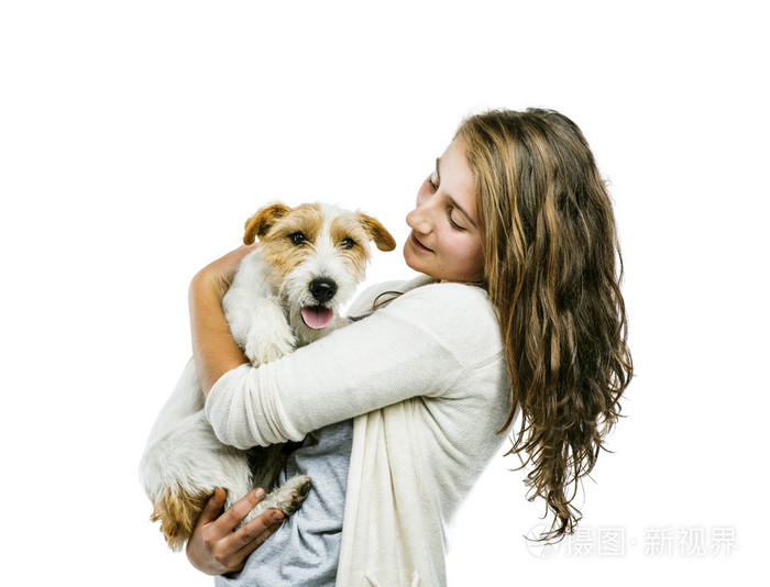 女人抱着她可爱的小狗