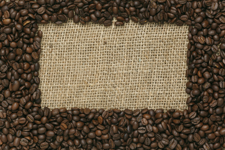 黄麻背景上的咖啡豆咖啡版