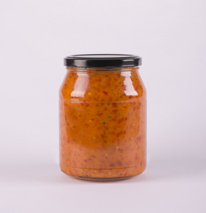 Ajvar 在一个罐子里。自制产品