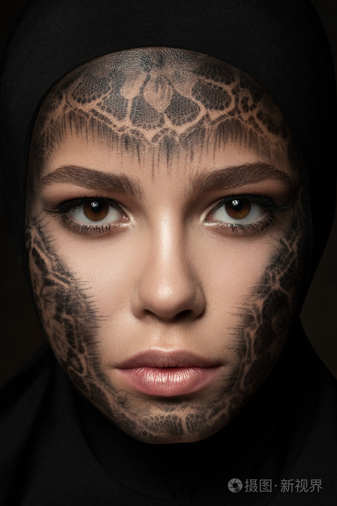 与faceart的年轻美丽修女