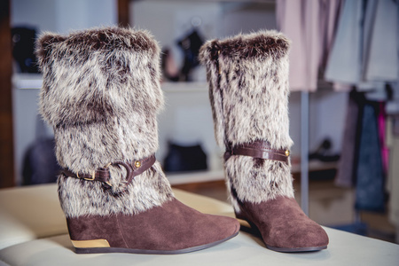 毛皮冬季靴子都陈列在商店里，女人的鞋子