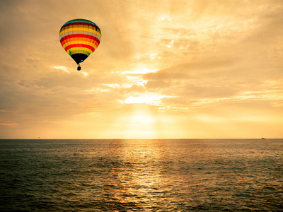 热气球海上日落
