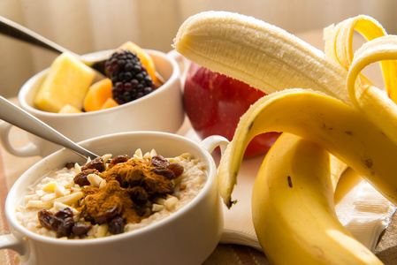 新鲜的水果和麦片粥早餐健康配料