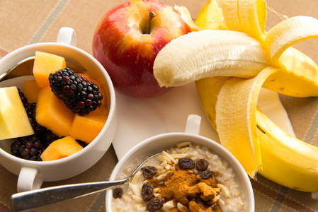 新鲜的水果和麦片粥早餐健康配料