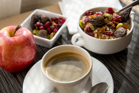咖啡和麦片粥水果和坚果早餐设置