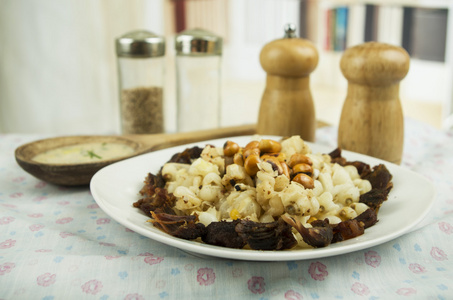 玉米粥和烤的玉米坚果 mote con chicharron 传统厄瓜多尔食品