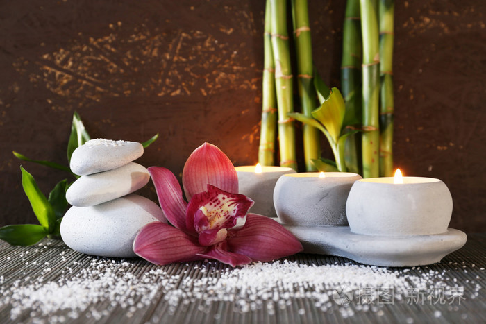 spa 在竹凉席上深色背景上设置