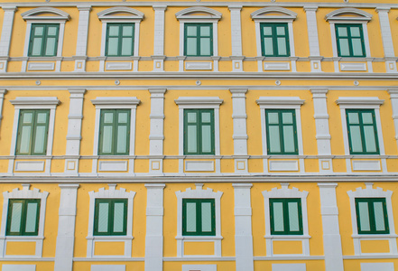 黄色门窗幕墙为背景的图片