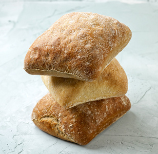 新鲜出炉的面包面包
