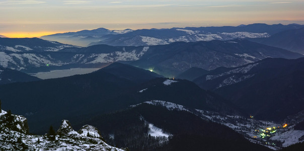 夜晚的灯光从山