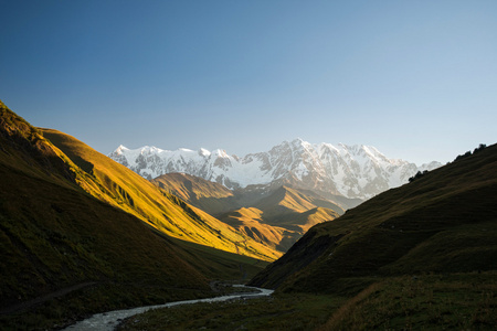 高加索山谷