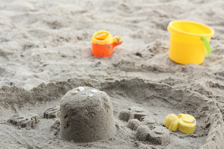 儿童沙滩玩具在沙滩上