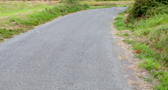 农村无标志的道路