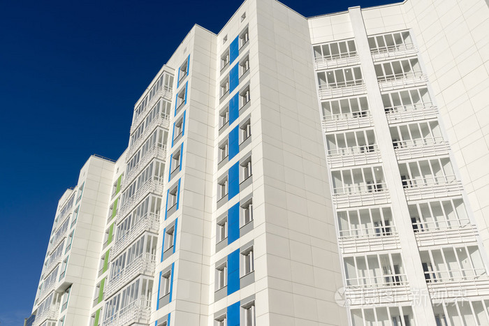 高层住宅建筑为背景蓝蓝的天空