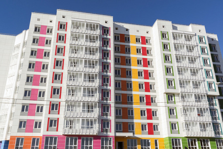 高层住宅建筑为背景，蓝蓝的天空