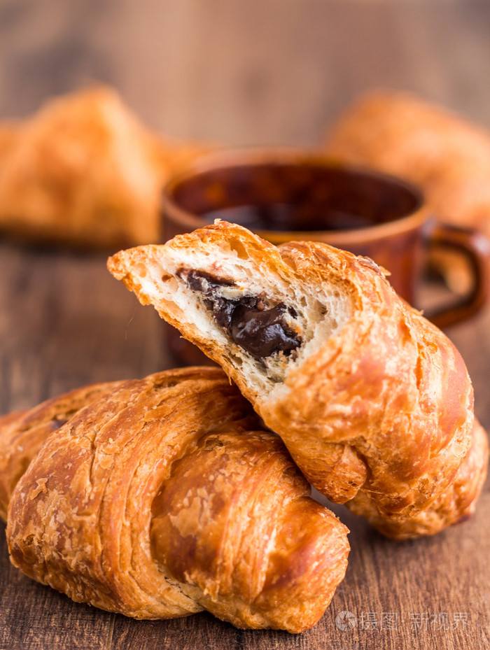 咬与巧克力羊角面包法式烘焙早餐