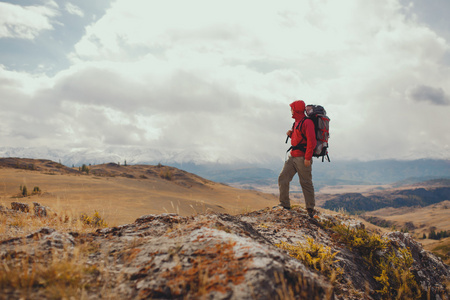 探险, 旅游, 旅游, 徒步旅行和人们的观念-在山中,背包里的人照片