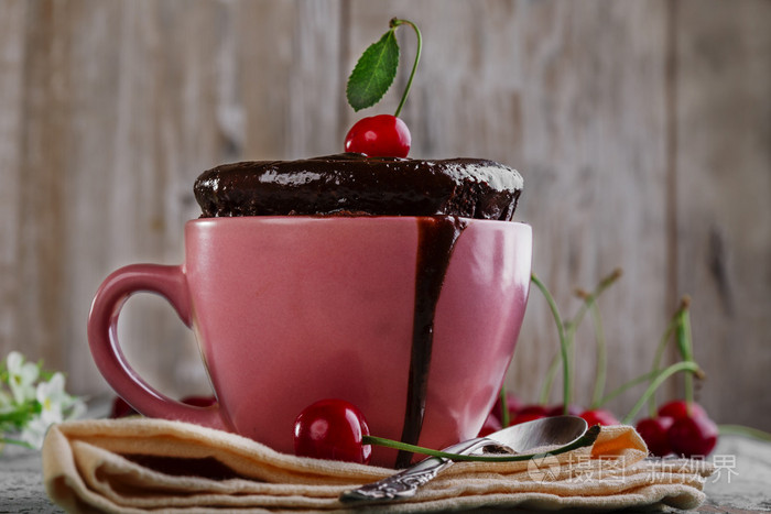 巧克力蛋糕放在杯子里