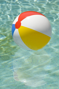 浮在游泳池垂直的海滩球
