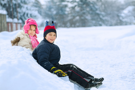 小孩子在雪地里玩