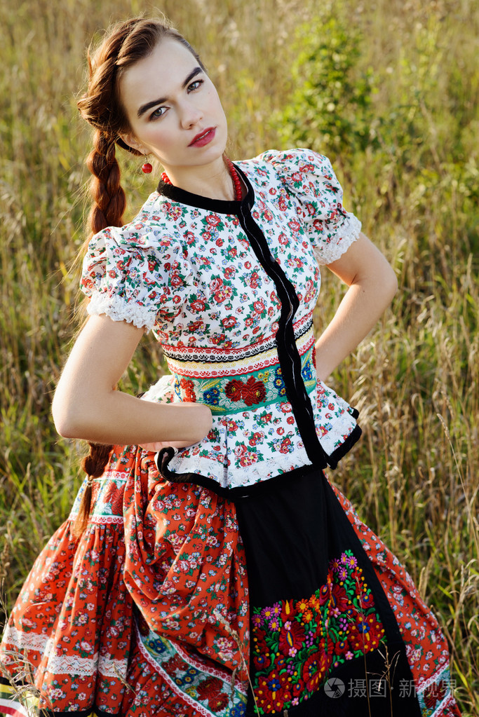 年轻的农妇,身着匈牙利的民族服装,构成了自然背景