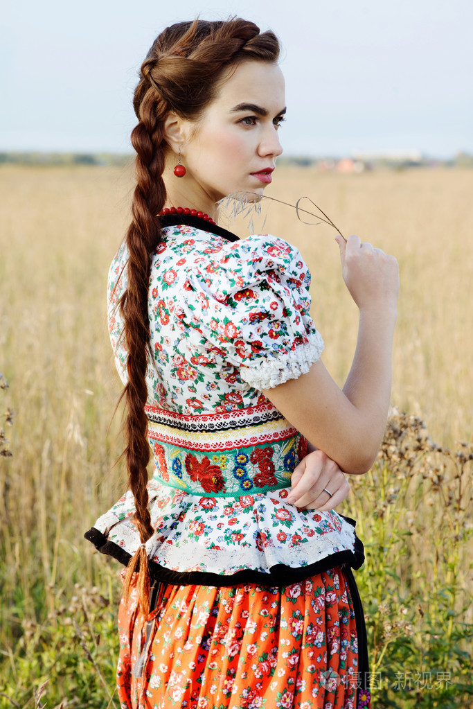 年轻的农妇,身着匈牙利的民族服装,构成了自然背景