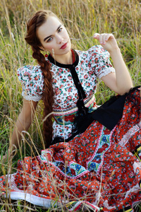 年轻的农妇，身着匈牙利的民族服装，构成了自然背景