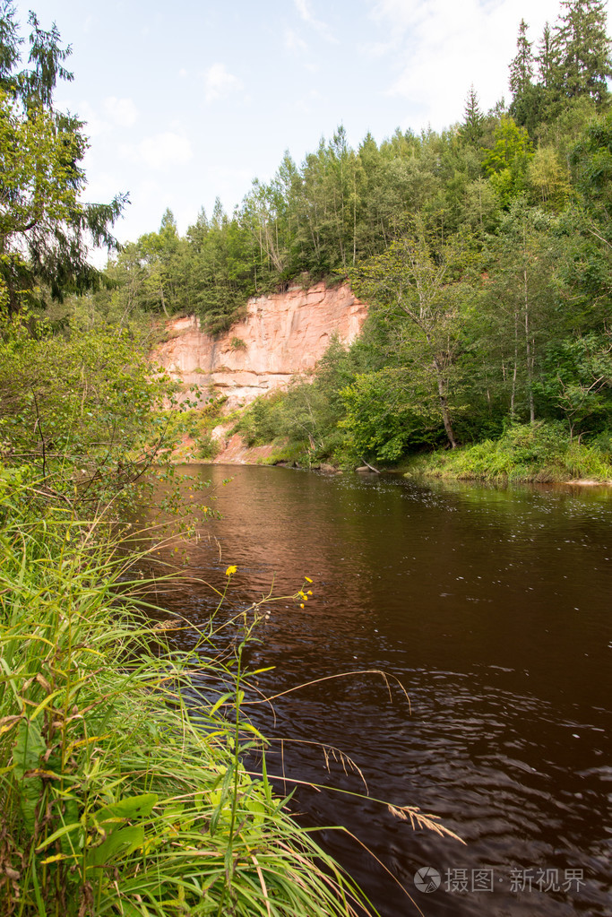 查看到山区河流流动水流与砂岩基质酸化