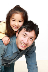 日本父亲和他的女儿玩骑马旅行