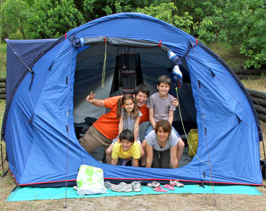 快乐家庭五在帐篷露营