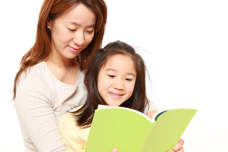 日本母亲读一本书给她的女儿