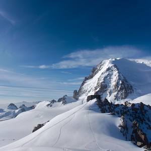 在夏蒙尼与 Mont Blanc 杜塔库峰在背景中的小屋 Cosmiques